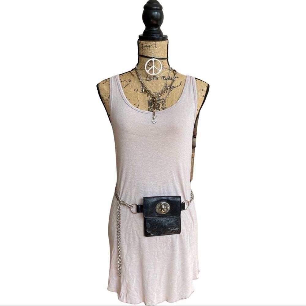 MINI CHAIN BELT POUCH black body with silver hardware 40" total length. Basic